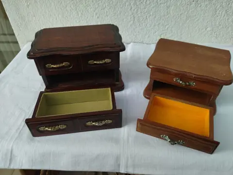 Sankio - Juwelendoosje, Muziekdoos (2) - Textiel, Mahonie en notenhout - Gebeiteld messing - Fluweel