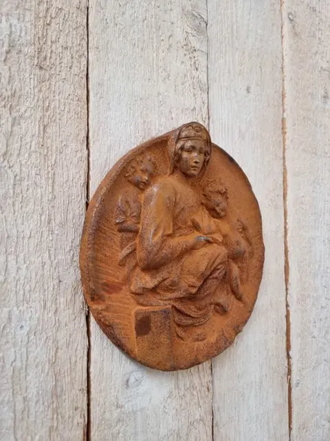 Wall plaque, Madonna - IJzer (gegoten/gesmeed)