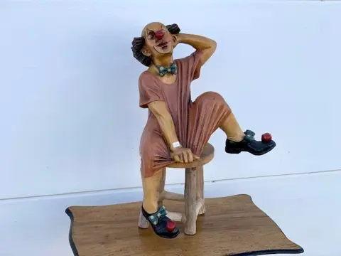 Beeld Clown Op Kruk (2) - Hars/polyester