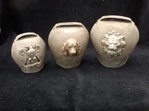 3 Koebellen met relief motief - Hond, Leeuw en Adelaar (3) - Tin