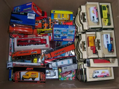 150 autojes merk siku en classic cars