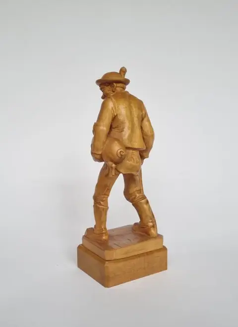 Farmer with piglet - Hout