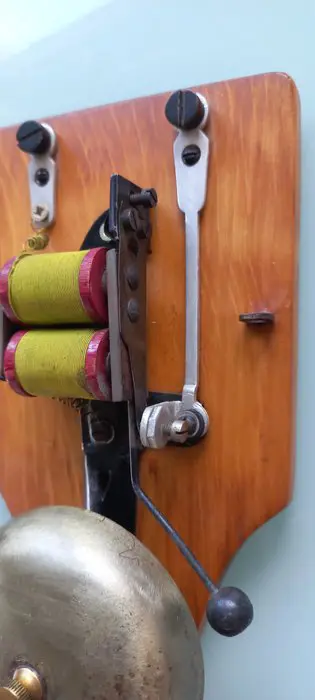 Bel en elektrische drukknop bouwjaar 1920 (2) - Bakeliet, Hout, Messing, Staal