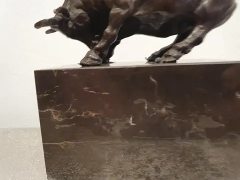 Beeld - Stier op marmeren sokkel - Brons