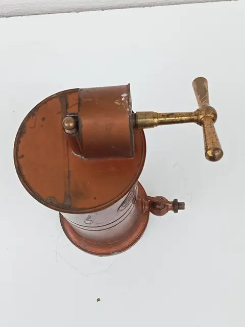 Dr. Eguisier's medische hulpmiddel "Vaginale Irrigator" - Messing en geverfd ijzer