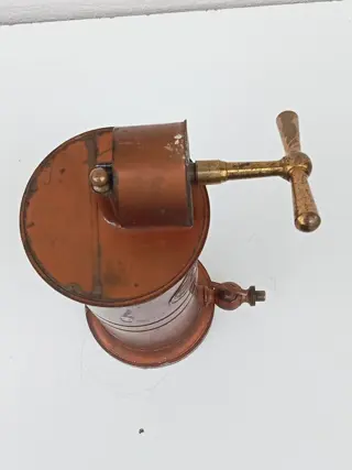 Dr. Eguisier's medische hulpmiddel "Vaginale Irrigator" - Messing en geverfd ijzer