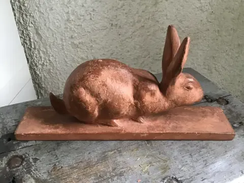 Amadeo Gennarelli - Beeldje op terracotta sokkel voorstellende een haas - 28 cm - Terracotta