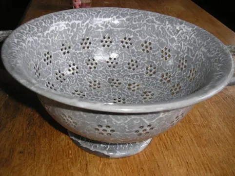 Grijs gewolkt emaille vergiet