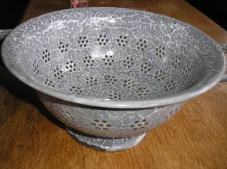 Grijs gewolkt emaille vergiet