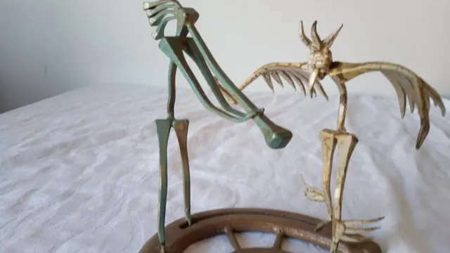 2 bronze enameled sculptures on a foot of a horseshoe (1) - Brons, Messing