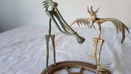 2 bronze enameled sculptures on a foot of a horseshoe (1) - Brons, Messing