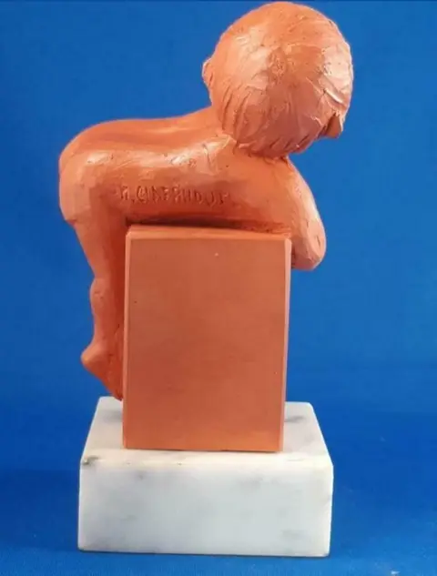 May Claerhout - Beeld - Marmer, Terracotta