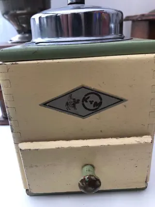 A.E.D., Dienes, HaHa, KTM, - Antieke koffiemolens 1900-1950 (5) - Hout, metaal, koper