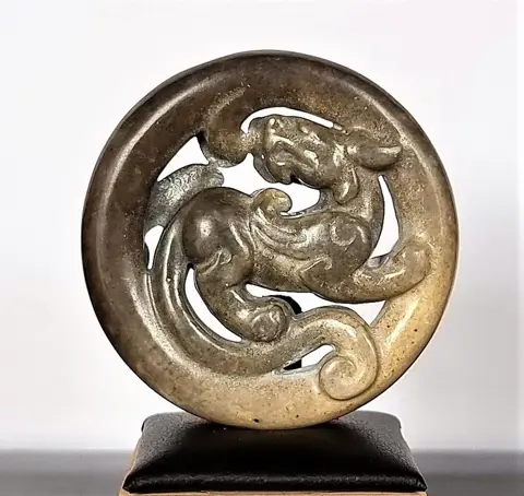 Amulet - Bi Disc - Vervaardigde hemelse draak - Beschermend schild - Kosmische energie - Vuur, kracht en levensduur - Serpentijn - 35,92 g