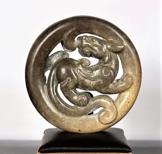 Amulet - Bi Disc - Vervaardigde hemelse draak - Beschermend schild - Kosmische energie - Vuur, kracht en levensduur - Serpentijn - 35,92 g