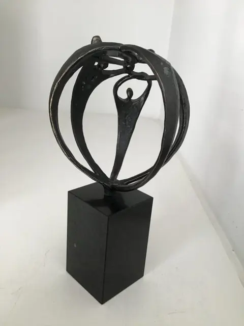 Corry Ammerlaan van Niekerk - Artihove - Sculptuur “ Samen de handen ineen “ - Brons