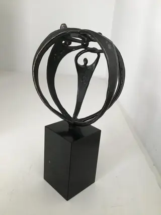 Corry Ammerlaan van Niekerk - Artihove - Sculptuur “ Samen de handen ineen “ - Brons