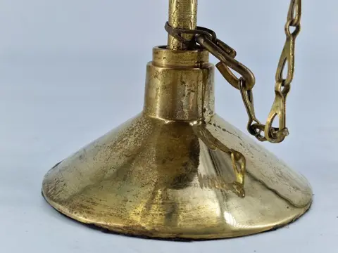 Bijzondere koperen baliebel, met een stokje om te bellen - Koper