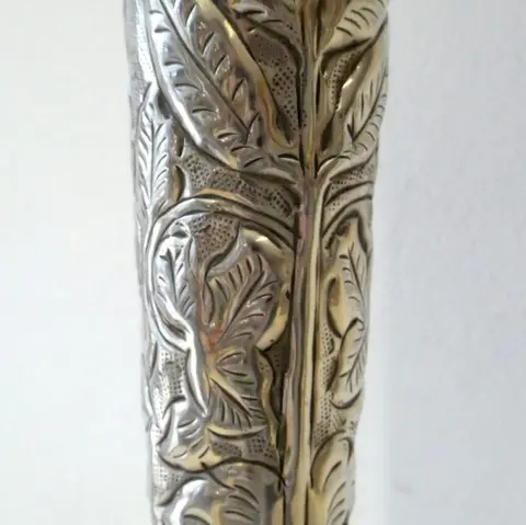 Howard Sheffield Collection - Zilverkleurige geciseleerde vaas, in reliëf gemaakt met naturalistische decoraties - Verzilverd metaal