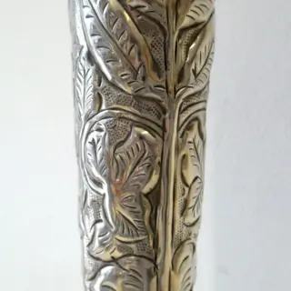 Howard Sheffield Collection - Zilverkleurige geciseleerde vaas, in reliëf gemaakt met naturalistische decoraties - Verzilverd metaal