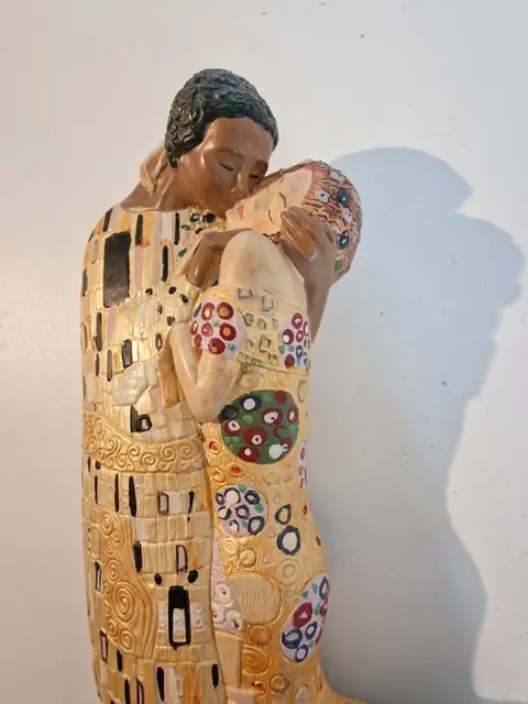 Mouseion, Parastone Studio's - De Kus van Gustav Klimt, sculptuur - polystone