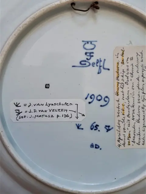 De Porceleyne Fles, Delft - Wandplaat, De Halve Maen - Aardewerk