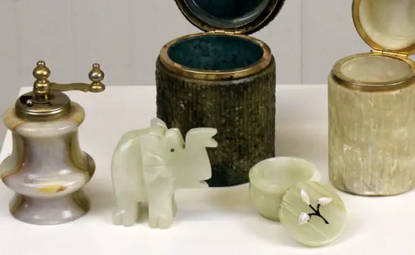 Verzameling objecten van natuursteen en onyx (5) - Messing