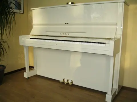 Yamaha U1 Creme wit