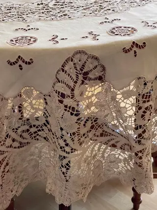 Prachtig rond tafelkleed. Linnen Kloskant Handgeborduurd - diameter 185 cm - Linnen - Tweede helft 20e eeuw