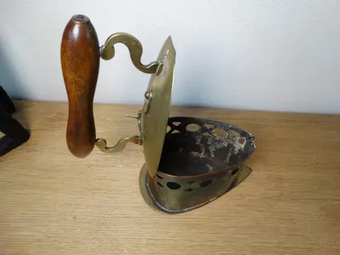 Strijkijzers (4) - IJzer (gegoten/gesmeed), Messing