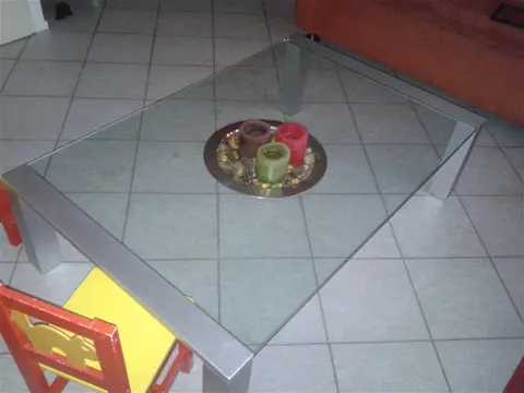 Stevige glazen tafel met roestvrijstalen poten