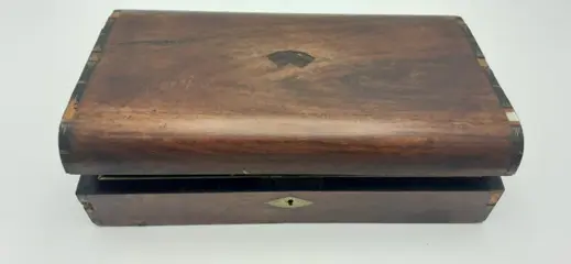 Nice wooden box with chips and card game (1) - wood, possibly bone, cardboard, plastic