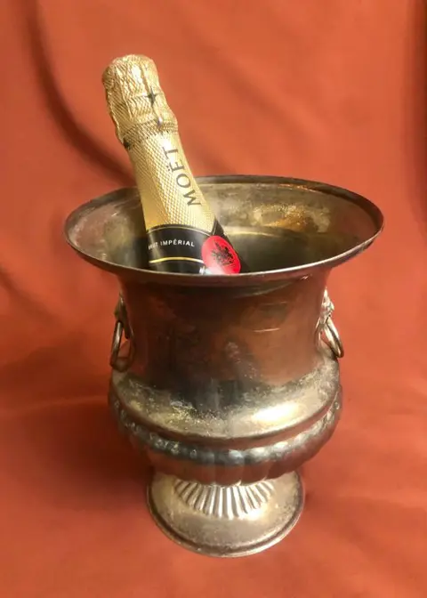 Frankrijk, 20e eeuw, ca. jaren 70. Handvatten van een leeuwenkop, champagnekoeler, voor weinig - Verzilverd