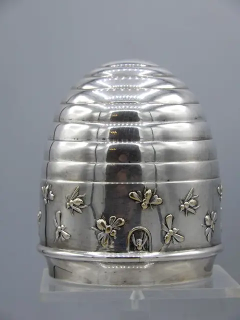 Bijenkorf spaarpot en zijn sleutel - Verzilverd