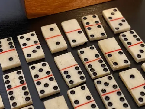 Napoleonic war prisoner - miniatuur dominoset - Been, Hout