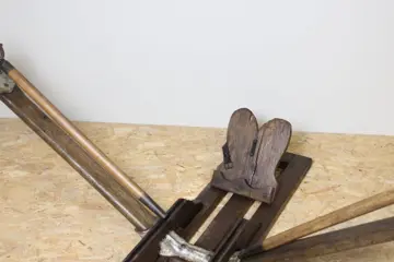 Oude roeimachine - Eikenhout en ijzer