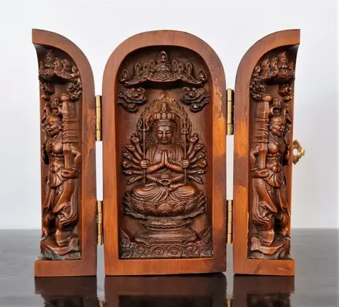 Reizend altaar - Tryptichon - Bodhisattva Avalokitésvara - Geassocieerd met de Wrathful Guardians - Ultimate Compassion - Beschermt de gelovigen tegen kwade demonen - Exotisch hout - 122,63 g
