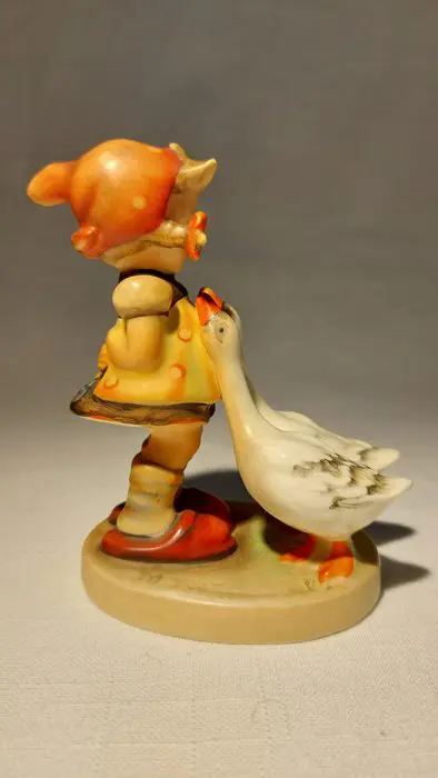 M.I. Hummel - Goebel - Beeld(je), Ganzen meisje - Porselein