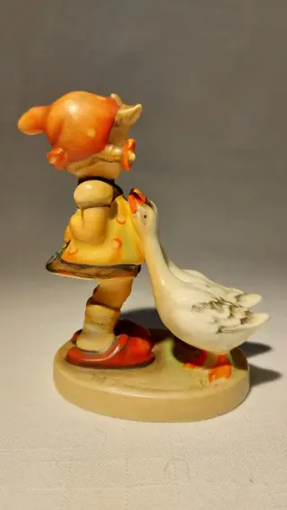 M.I. Hummel - Goebel - Beeld(je), Ganzen meisje - Porselein