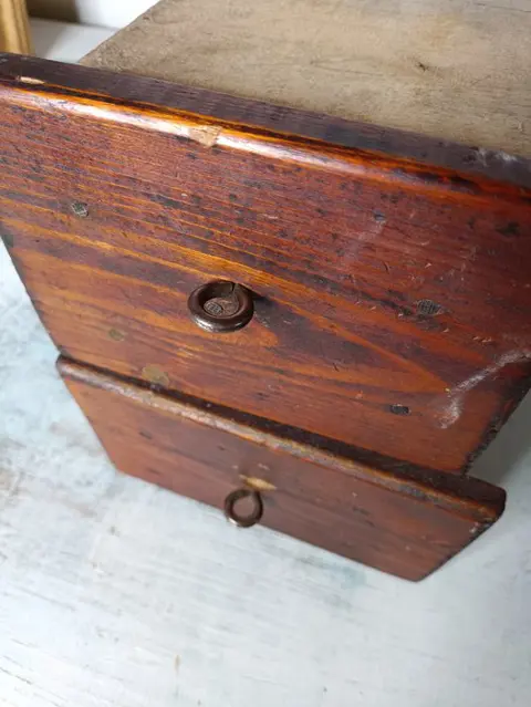 Antieke lades van ijzerhandel (2) - Hout