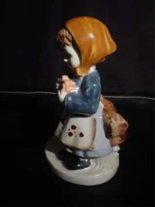 Beeldje van boerenmeisje aan hek,Italie, gaaf, jr 60,15 cm