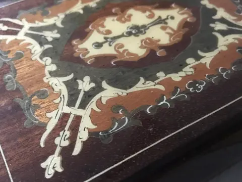 suisse et italien - Lador - muziek- en juwelendoosjes, gelakt. (1) - Kunst en ambachten - diverse houtsoorten van goede kwaliteit