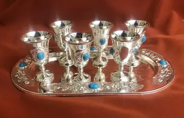 Een prachtige set van zes likeurbekers op een ovaal bord, met ingelegde cabochons in blauwe (7) - Verzilverd
