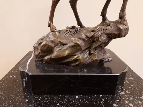 Groot edelhert op rots - Beeld - Brons, Marmer