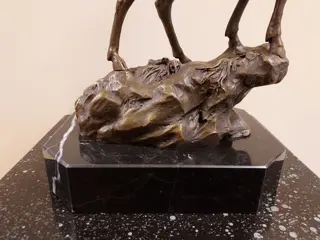 Groot edelhert op rots - Beeld - Brons, Marmer