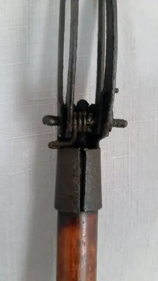 A.C. Harris - boekengrijper - Hout, IJzer (gegoten/gesmeed)