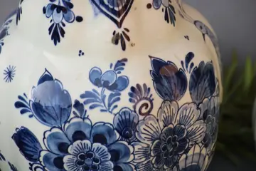 Koninklijk Delft - buikvazen met bloemen motief (2) - Aardewerk