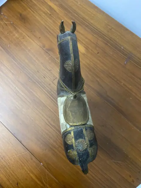 paarlemoer en koper houten paard - Hout