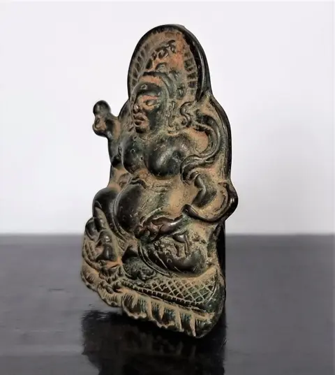 Groot amulet - godheid van rijkdom - beschermer van de wereld - Kubera - Beschermt tegen demonen, kwaad dat je reis naar verlichting belemmert - Brons - 107,11 g