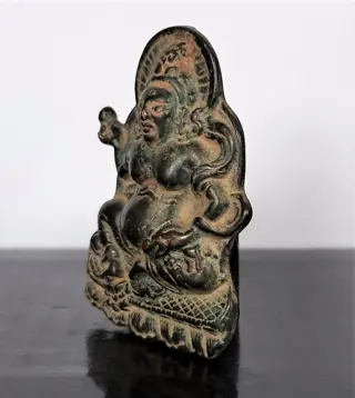 Groot amulet - godheid van rijkdom - beschermer van de wereld - Kubera - Beschermt tegen demonen, kwaad dat je reis naar verlichting belemmert - Brons - 107,11 g